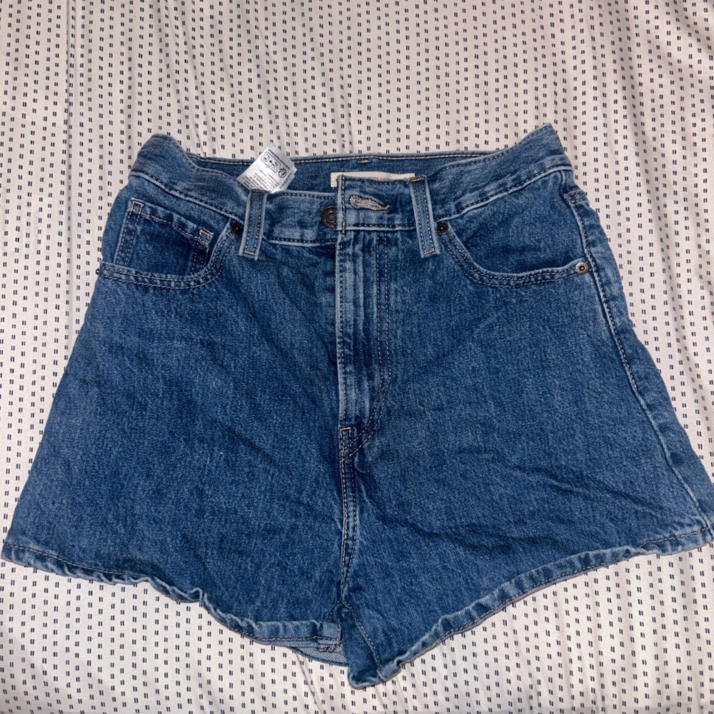 Woman’s Levi’s denim shorts, High Waisted Mom shorts, Size: 26